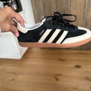 NWT Adidas Samba OG Originals Core
Black Wonder White Sneakers Size 6